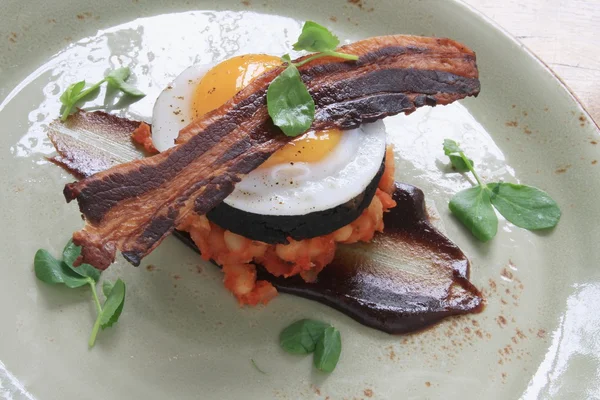 Pudín de frijol al horno con tocino y harina de huevo frito — Foto de Stock