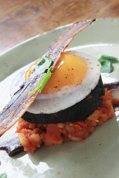 ベーコン焼き豆ブラック プディングと揚げ卵メッキ食事 — ストック写真