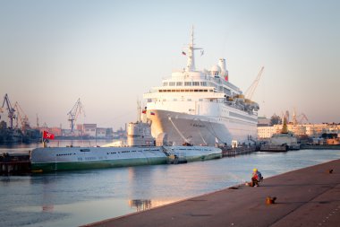 neva Nehri'nin üzerinde sabah erken saint petersburg