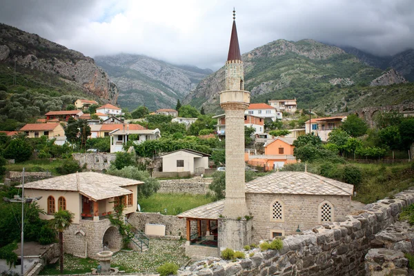 En moské i bar, montenegro — Stockfoto