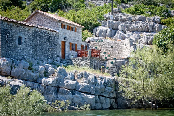 Ett hus på en sjöstrand — Stockfoto