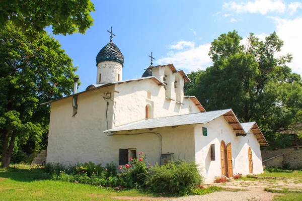 Eine alte Kirche in Pskov — Stockfoto