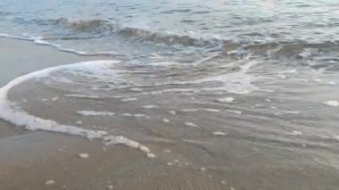 Deniz kumları ve dalgalar