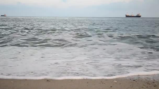 Море с кораблем и волнами — стоковое видео