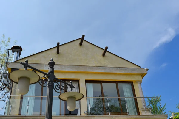 Straat lamp met klassiek gebouw — Stockfoto