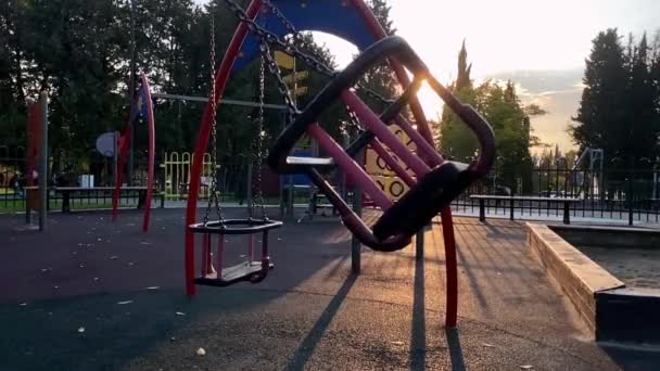 Parque Infantil Com Oscilações Sem Pessoas Câmera Lenta — Vídeo de Stock