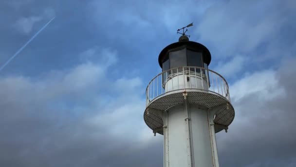 Ein Leuchtturm Hafen Mit Himmel Und Fliegendem Flugzeug — Stockvideo