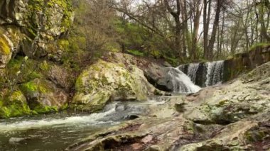Şelale Kazanite Stara Zagora Bulgaristan baharda güzellik manzarasını gevşetin