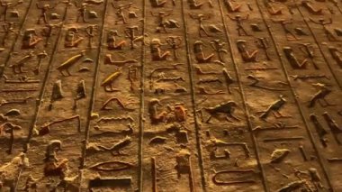 İnsan figürleri ve sembolleri olan hiyeroglif.
