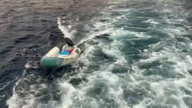 Bir geminin arkasına bağlı yedek cankurtaran botu.