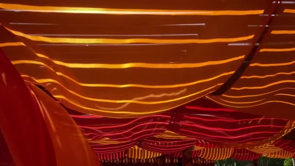 赤とオレンジのカーテンとエキゾチックな色の装飾 — ストック動画