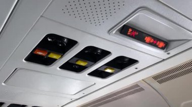 Uçakta emniyet kemeri ve sigara için imza atın.