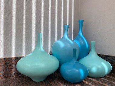 Mavi vazoların iç dekorasyonu.