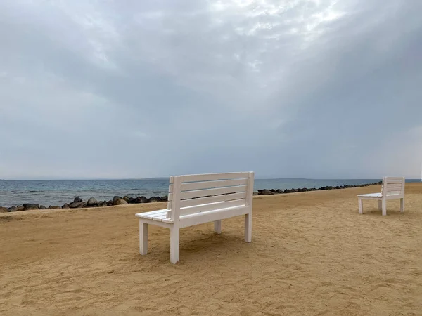 Одинокая Скамейка Видом Море — стоковое фото