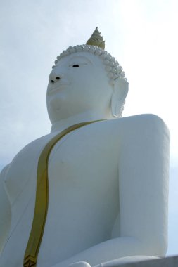 Büyük bir Buda heykeli görkemli duruyor ve Budistler tarafından saygı görüyor..