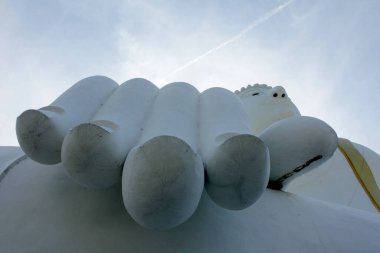Büyük bir Buda heykeli görkemli duruyor ve Budistler tarafından saygı görüyor..