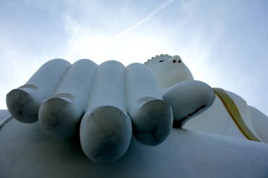 Büyük bir Buda heykeli görkemli duruyor ve Budistler tarafından saygı görüyor..