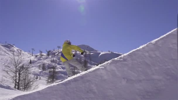 Сноубордист прыгает большим воздухом — стоковое видео