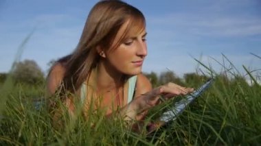 Dijital tablet kullanarak çayırda yalan kız