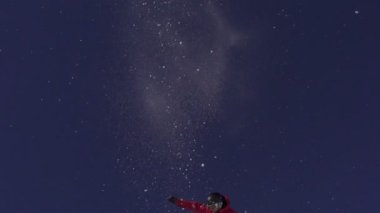 atlama snowboarder
