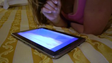 kadın onun dijital tablet üzerinde fotoğraflarına bakmaktan