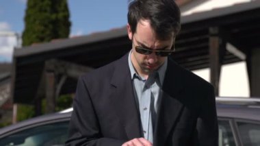 Dijital tablet üzerinde çalışan iş adamı