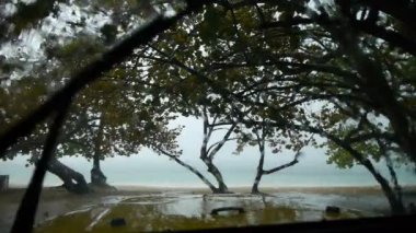 cama düşen yağmur damlaları