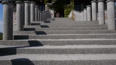 Eski bir kilise üzerinde uçuş