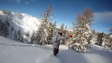 üzerinde toz eğleniyor snowboarder