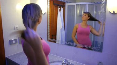 Kız onu saç fırçaları