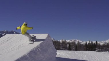 atlama snowboarder