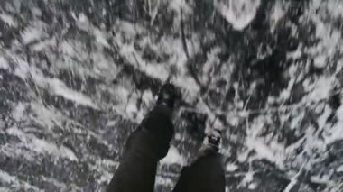 buz pateni gölet üzerinde