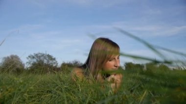 genç kadın dijital tablet kullanma