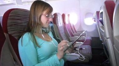 dijital tablet kullanan kadın