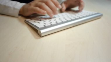 Klavyede yazan kadın