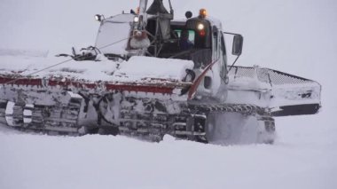 kayak pisti üzerinde çalışan snowcat