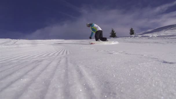 Snowboarder rociando nieve — Vídeo de stock