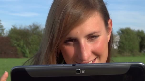 Frau mit Tablette — Stockvideo