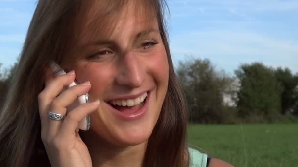 Sorrindo mulher falando no telefone — Vídeo de Stock