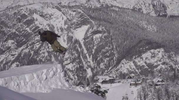 Snowboardista jumping — Stock video