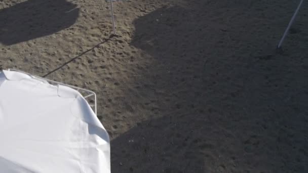Sombrillas blancas en la playa — Vídeo de stock