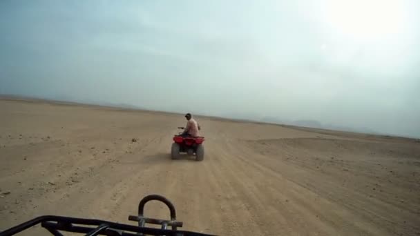 驾驶的四轮摩托 — 图库视频影像