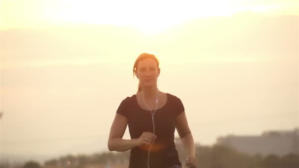 Femme jogging au coucher du soleil — Video