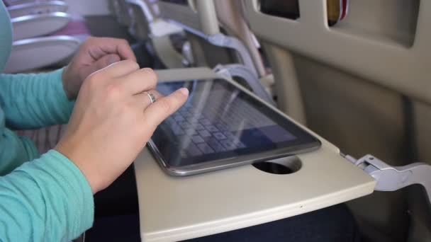 Uçakta dijital tablet kullanma — Stok video
