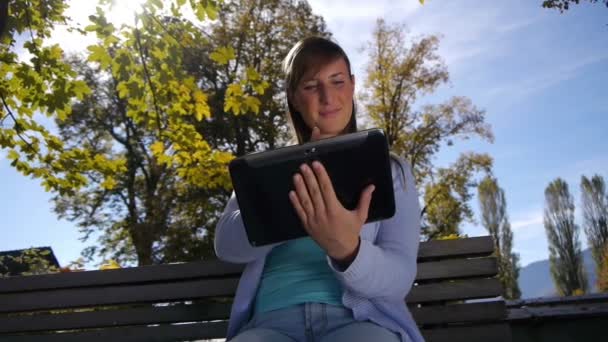 Jonge vrouw met behulp van digitale Tablet PC — Stockvideo