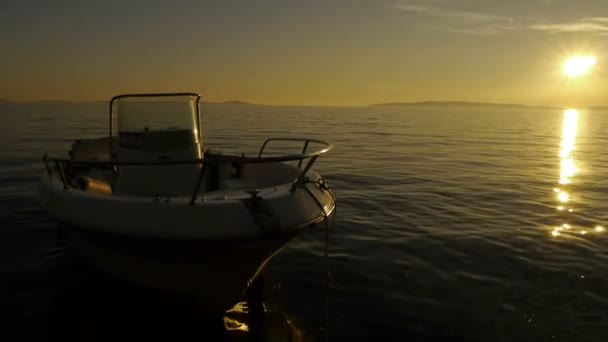 Hajó a naplementében — Stock videók