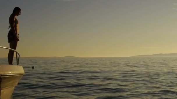 Chica saltando al mar — Vídeos de Stock