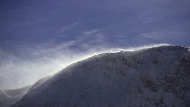 Viento fuerte en montañas nevadas — Vídeos de Stock