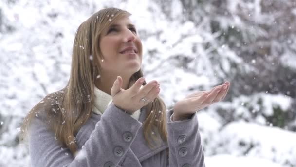 Fiocchi di neve che cadono sulle mani della donna — Video Stock