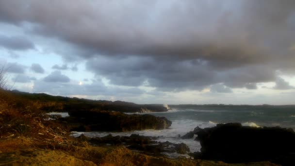 Mal tiempo en la playa — Vídeos de Stock